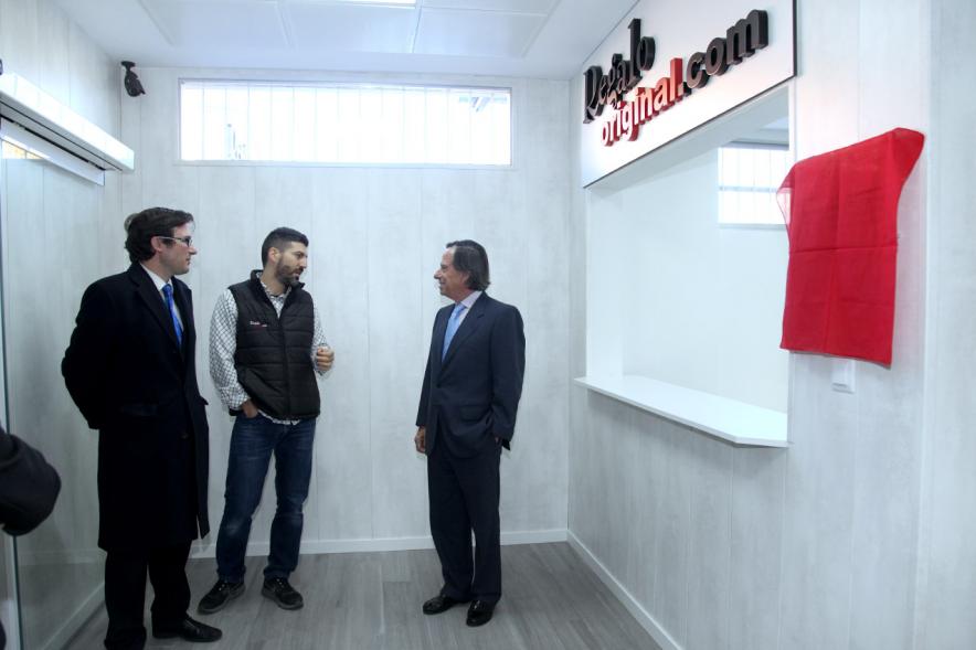 Inauguración Ampliación Instalaciones Empresa regalooriginal.com - Imagen del alcalde García de Vinuesa visitando junto a otras personas las instalaciones empresa regalooriginal.com.