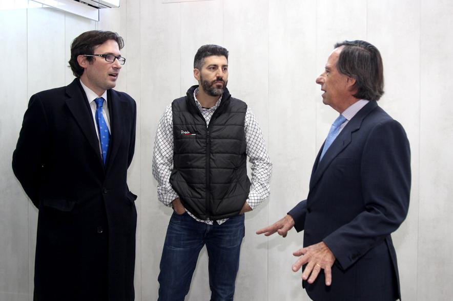 Inauguración Ampliación Instalaciones Empresa regalooriginal.com - Imagen del alcalde García de Vinuesa visitando junto a otras personas las instalaciones empresa regalooriginal.com.