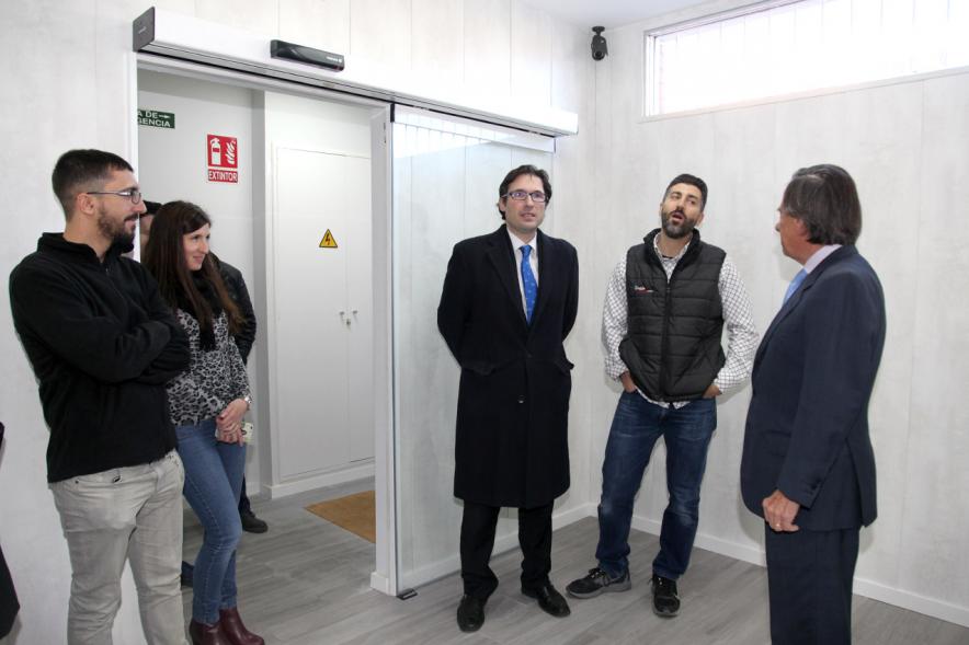 Inauguración Ampliación Instalaciones Empresa regalooriginal.com - Imagen del alcalde García de Vinuesa visitando junto a otras personas las instalaciones empresa regalooriginal.com.