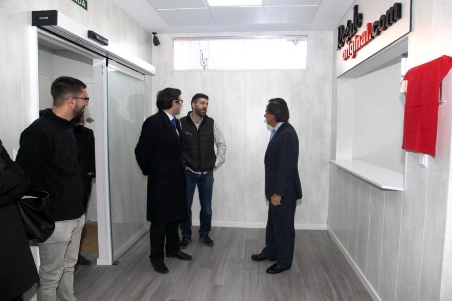 Inauguración Ampliación Instalaciones Empresa regalooriginal.com - Imagen del alcalde García de Vinuesa visitando junto a otras personas las instalaciones empresa regalooriginal.com.