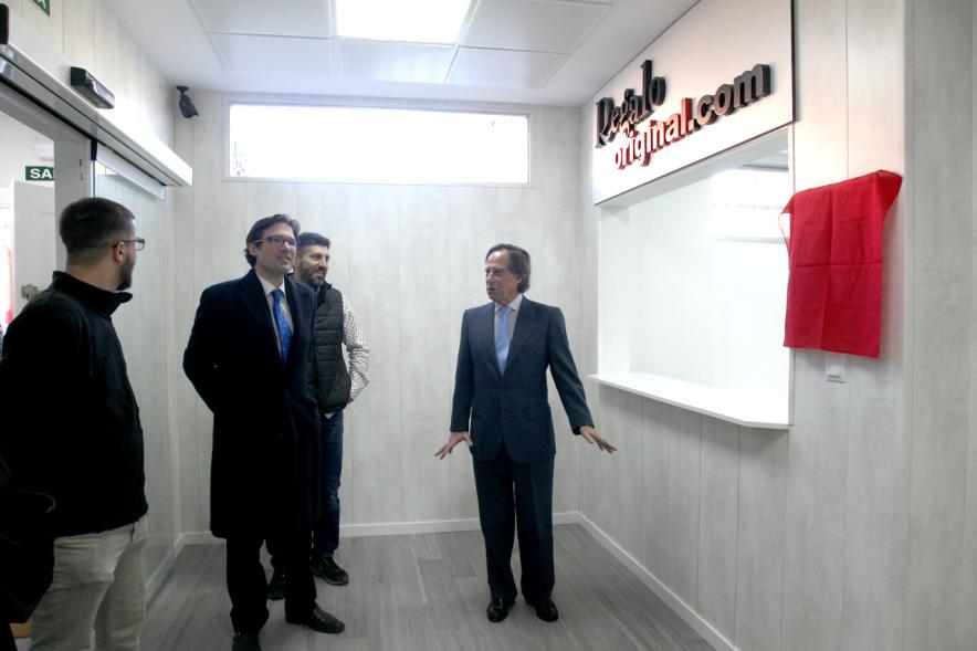 Inauguración Ampliación Instalaciones Empresa regalooriginal.com - Imagen del alcalde García de Vinuesa visitando junto a otras personas las instalaciones empresa regalooriginal.com.