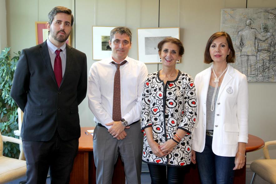 Firmantes posan tras la firma