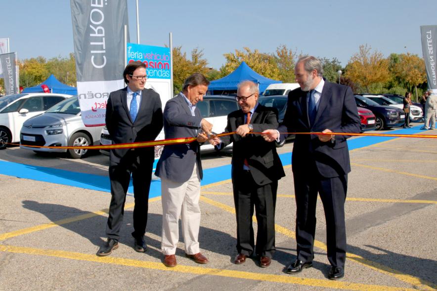 Inauguración Renovauto 2017 - El alcalde corta la cinta roja.