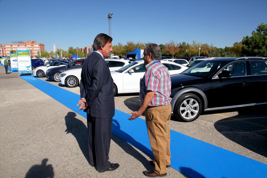 Inauguración de la 8ª Feria de Vehículo de Ocasión -  El alcalde en la feria.