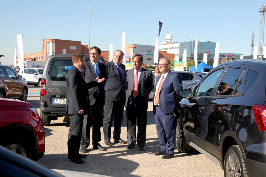 Inauguración de la 8ª Feria de Vehículo de Ocasión -   El alcalde en la feria.