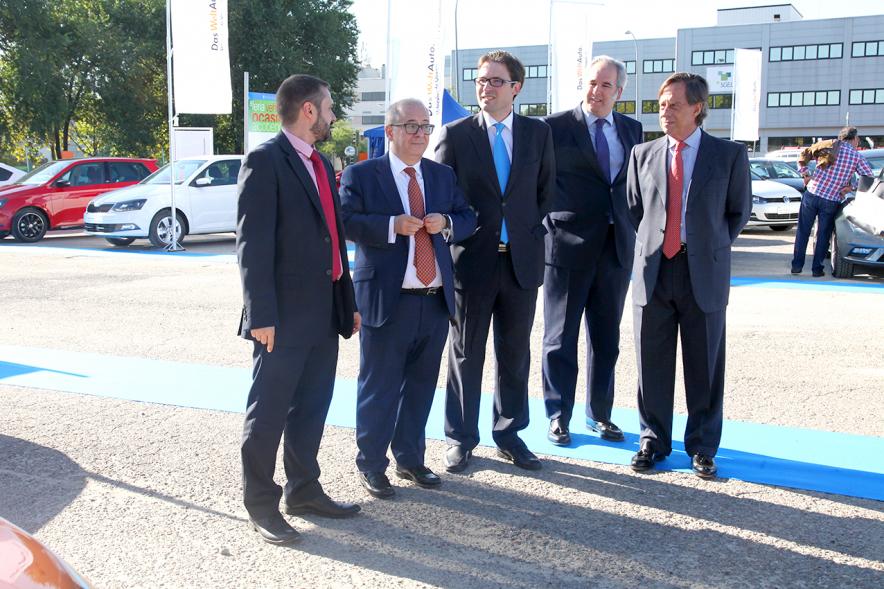 Inauguración de la 8ª Feria de Vehículo de Ocasión -  El alcalde con empresarios.