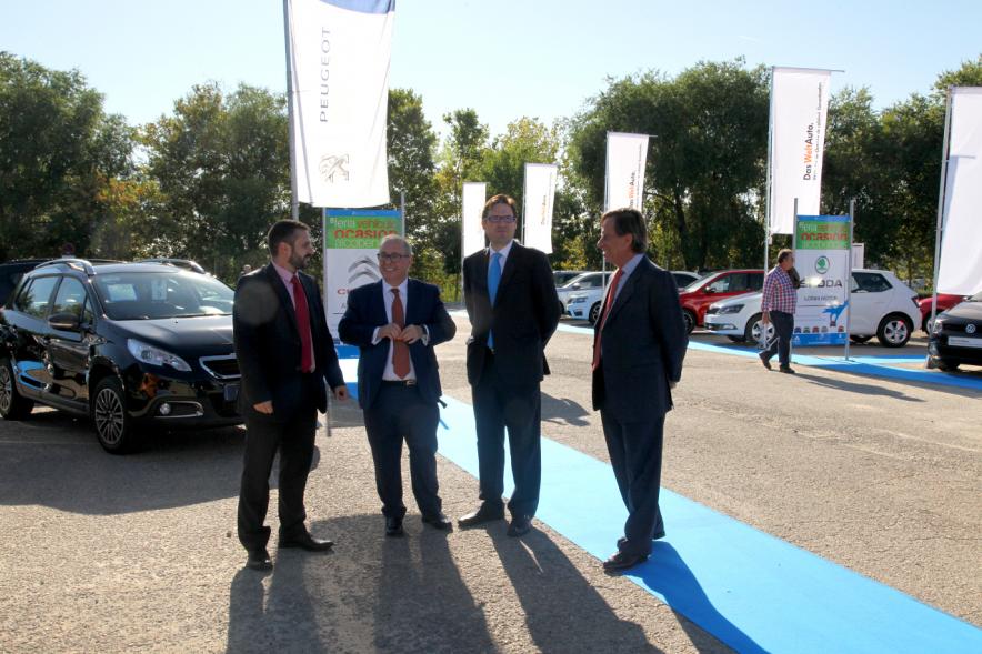 Inauguración de la 8ª Feria de Vehículo de Ocasión - El alcalde con empresarios. 