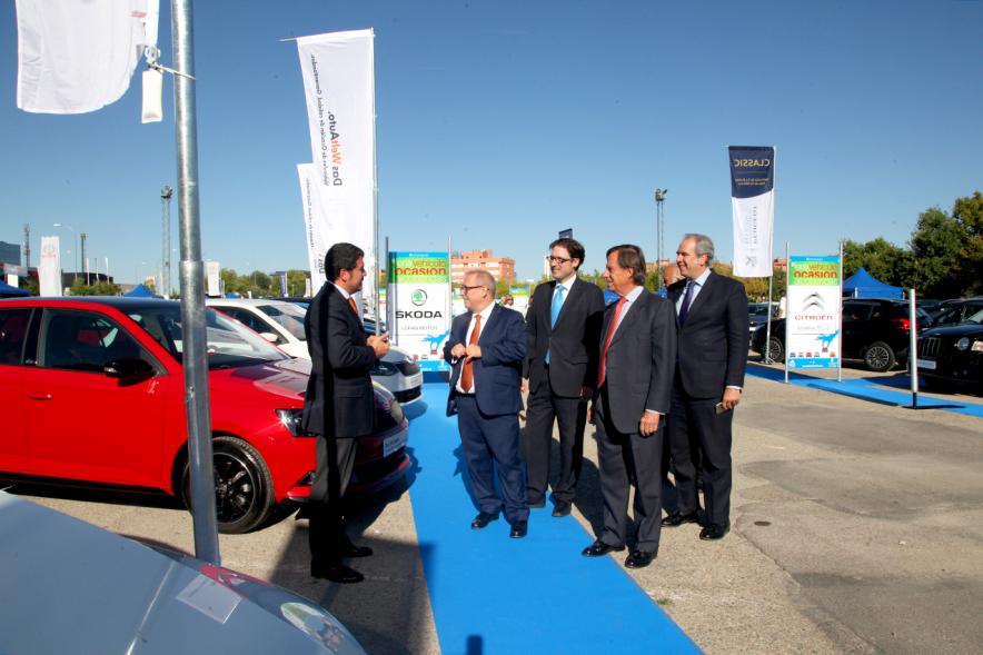 Inauguración de la 8ª Feria de Vehículo de Ocasión -  El alcalde con empresarios.