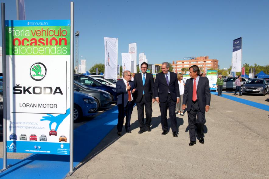 Inauguración de la 8ª Feria de Vehículo de Ocasión - El alcalde con empresarios.