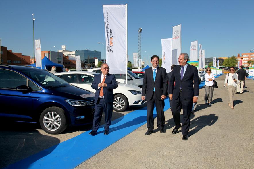 Inauguración de la 8ª Feria de Vehículo de Ocasión - El alcalde con empresarios.