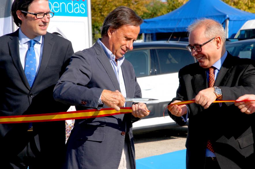 Inauguración Renovauto 2017 - El alcalde corta la cinta roja.