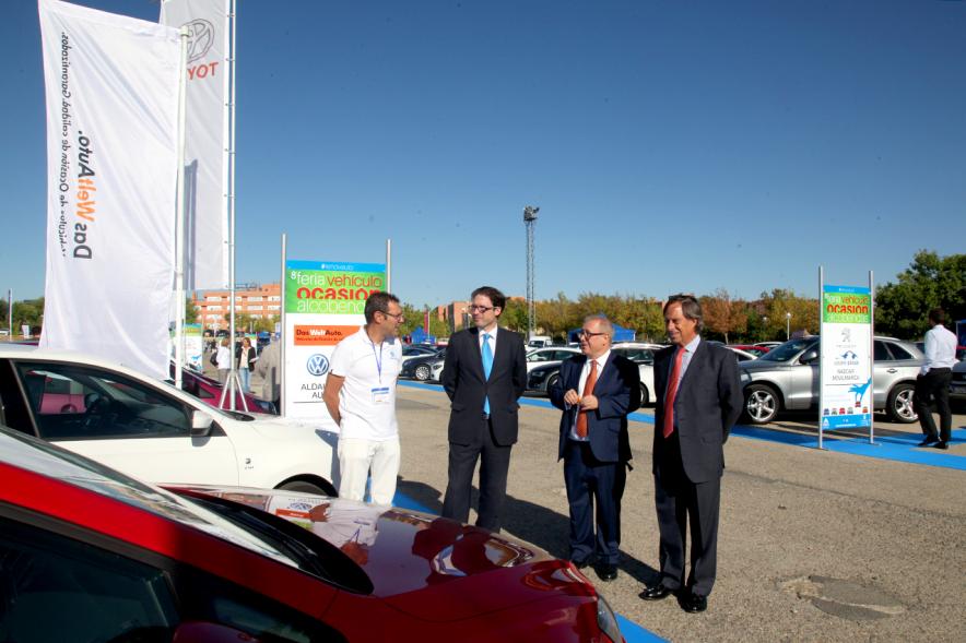 Inauguración de la 8ª Feria de Vehículo de Ocasión - El alcalde con empresarios.