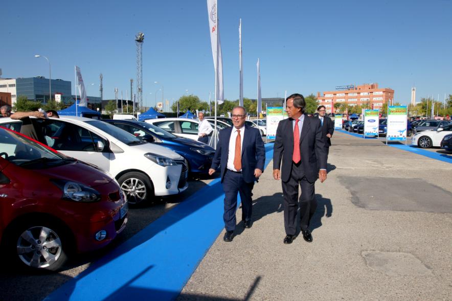 Inauguración de la 8ª Feria de Vehículo de Ocasión -  El alcalde con empresarios.