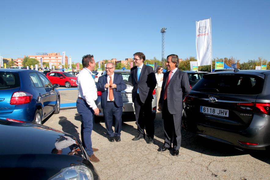Inauguración de la 8ª Feria de Vehículo de Ocasión -  El alcalde con empresarios.