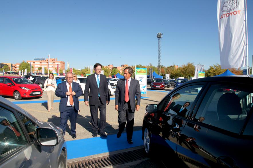 Inauguración de la 8ª Feria de Vehículo de Ocasión - El alcalde con empresarios. 