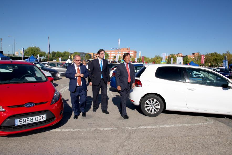Inauguración de la 8ª Feria de Vehículo de Ocasión - El alcalde con empresarios.