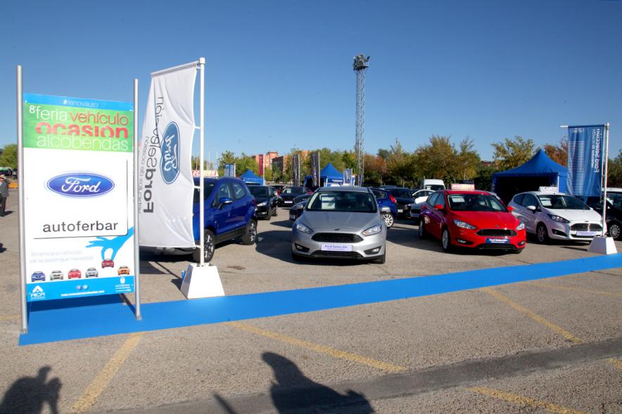 Inauguración de la 8ª Feria de Vehículo de Ocasión -  El alcalde con empresarios.