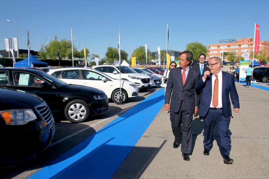 Inauguración de la 8ª Feria de Vehículo de Ocasión -  El alcalde visitando la feria.
