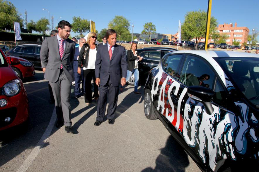 Inauguración de la 8ª Feria de Vehículo de Ocasión -  El alcalde en la feria.