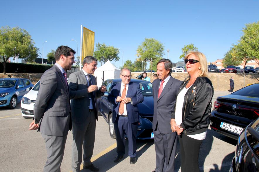 Inauguración de la 8ª Feria de Vehículo de Ocasión -  El alcalde en la feria. 