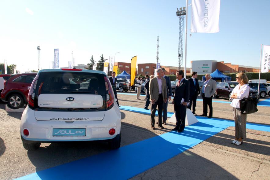 Inauguración de la 8ª Feria de Vehículo de Ocasión -   El alcalde en la feria.
