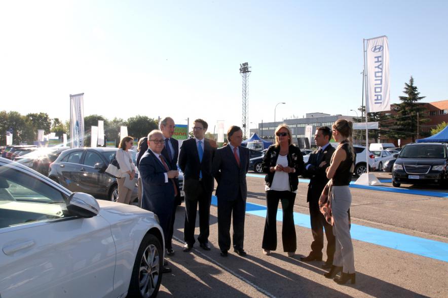 Inauguración de la 8ª Feria de Vehículo de Ocasión -   El alcalde en la feria.