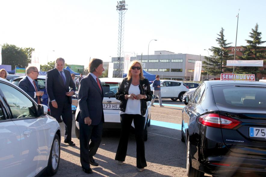 Inauguración de la 8ª Feria de Vehículo de Ocasión -  El alcalde en la feria.