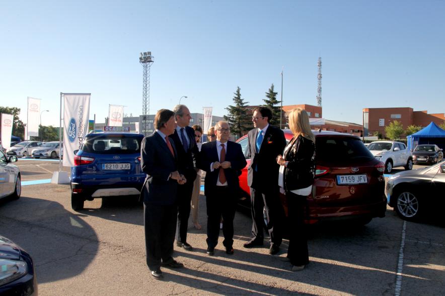Inauguración de la 8ª Feria de Vehículo de Ocasión -  El alcalde en la feria. 