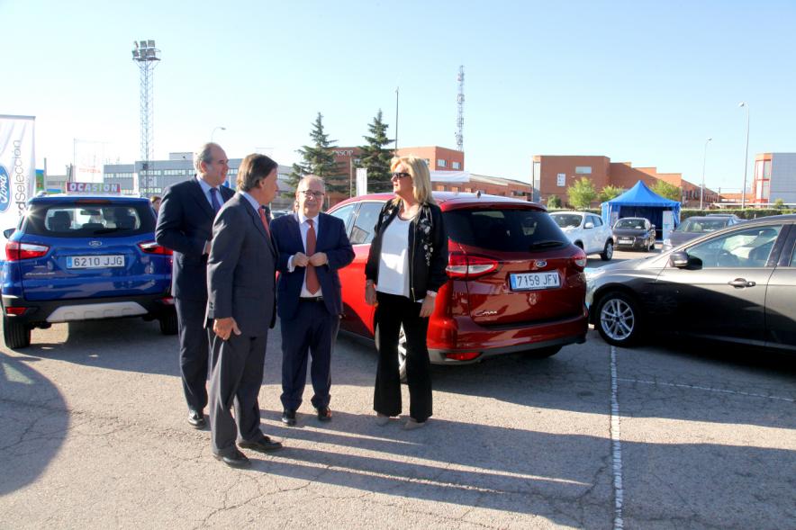 Inauguración de la 8ª Feria de Vehículo de Ocasión -   El alcalde en la feria.