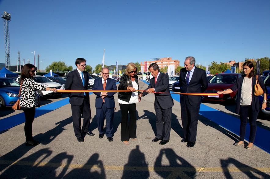 Inauguración de la 8ª Feria de Vehículo de Ocasión - El alcalde corta la cinta.
