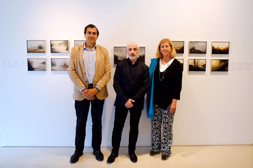 Inauguración Exposición "Requiem" en el C.C. Anabel Segura -  Imagen del autor de la exposición Jesús Manse posando con las autoridades delante de sus obras.