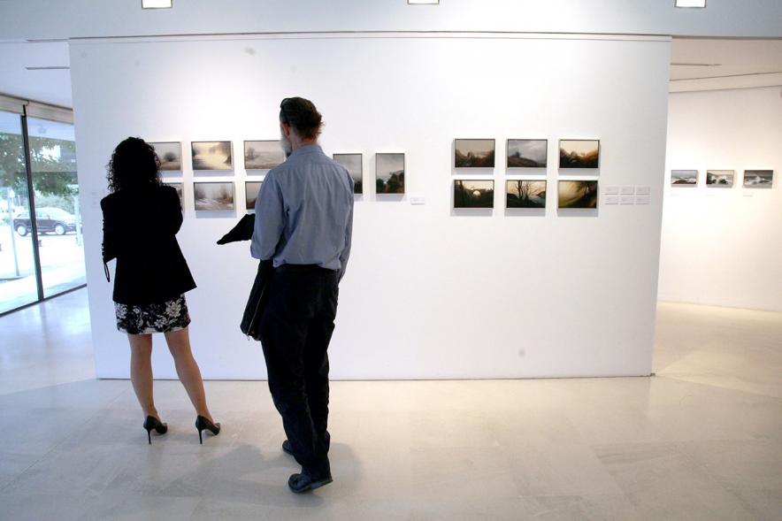 Inauguración Exposición "Requiem" en el C.C. Anabel Segura - Imagen de personas admirando los cuadros de la exposición.