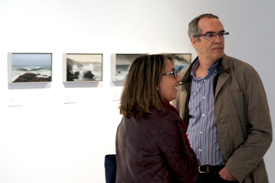 Inauguración Exposición "Requiem" en el C.C. Anabel Segura - Imagen de personas admirando los cuadros de la exposición.