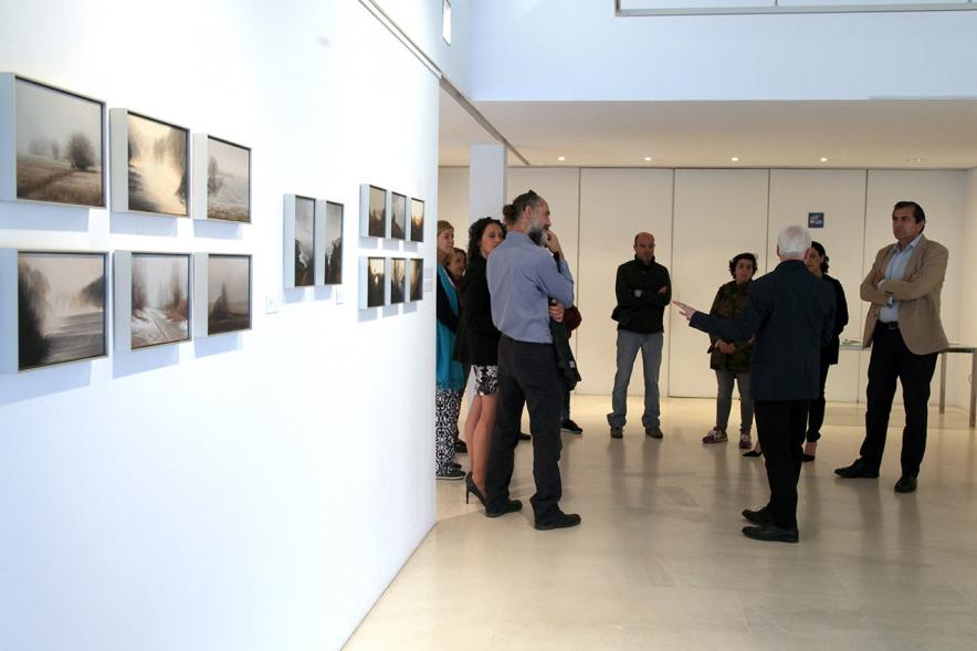 Inauguración Exposición "Requiem" en el C.C. Anabel Segura - Imagen del autor de la exposición Jesús Manse charlando con personas asistentes a la inauguración.