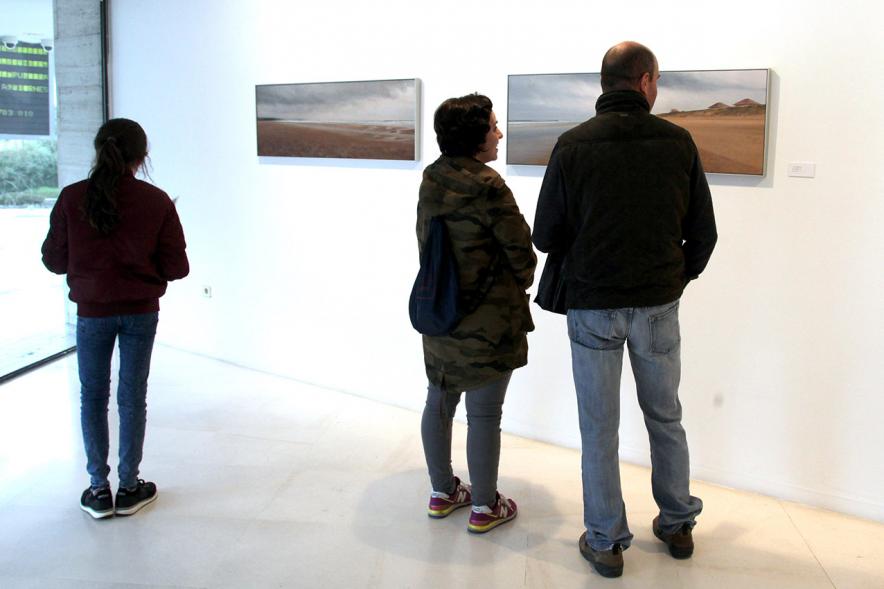 Inauguración Exposición "Requiem" en el C.C. Anabel Segura - Imagen de personas admirando los cuadros de la exposición.