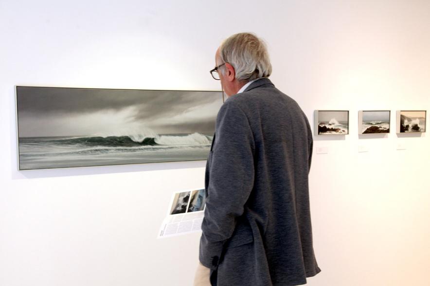 Inauguración Exposición "Requiem" en el C.C. Anabel Segura - Imagen de una persona admirando los cuadros de la exposición.