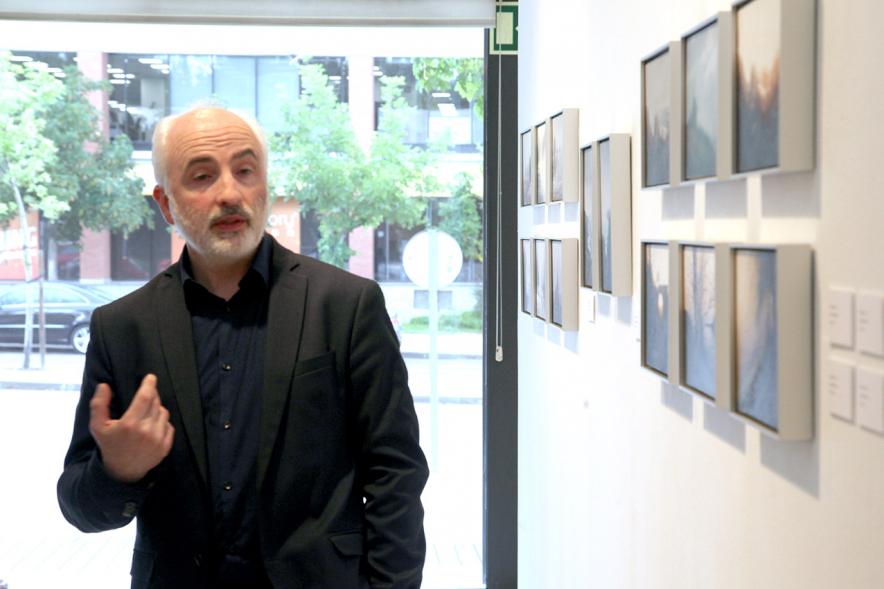 Inauguración Exposición "Requiem" en el C.C. Anabel Segura - Imagen primer plano del autor de la exposición Jesús Manse.