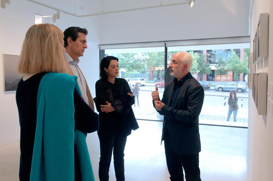 Inauguración Exposición "Requiem" en el C.C. Anabel Segura - Imagen del autor de la exposición Jesús Manse charlando con personas asistentes a la inauguración.