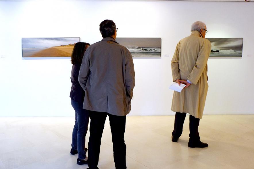 Inauguración Exposición "Requiem" en el C.C. Anabel Segura - Imagen de personas admirando los cuadros de la exposición.