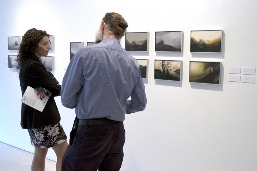 Inauguración Exposición "Requiem" en el C.C. Anabel Segura - Imagen de personas admirando los cuadros de la exposición.