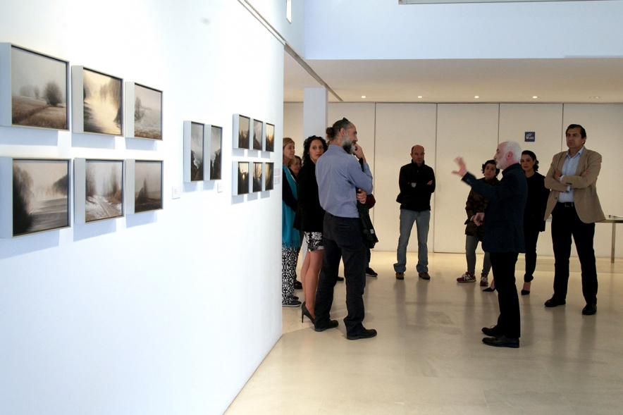 Inauguración Exposición "Requiem" en el C.C. Anabel Segura - Imagen del autor de la exposición Jesús Manse charlando con personas asistentes a la inauguración.