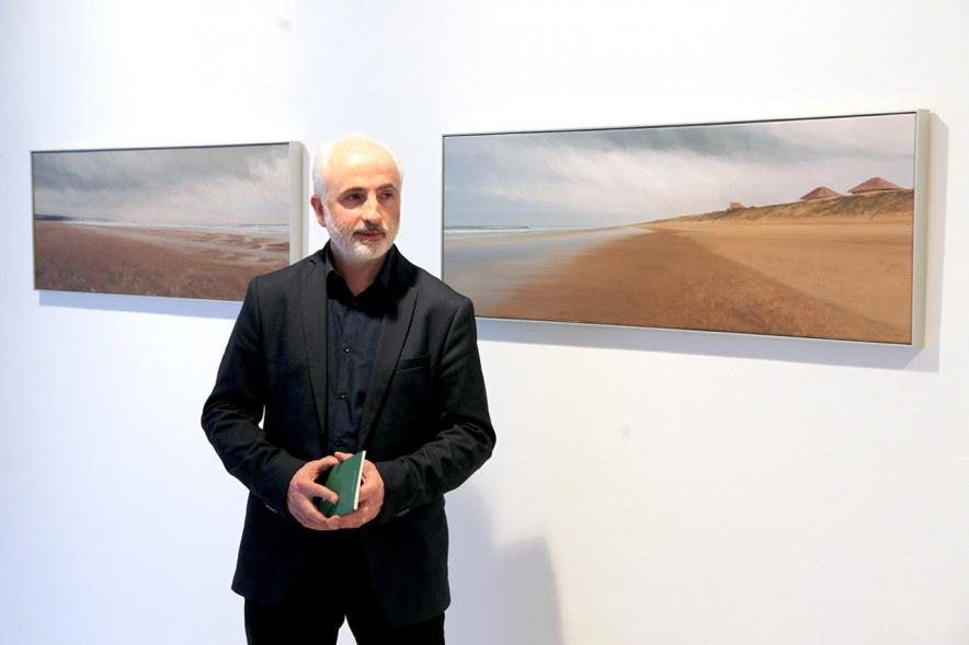 Inauguración Exposición "Requiem" en el C.C. Anabel Segura - Imagen primer plano del autor de la exposición Jesús Manse delante de su obra.