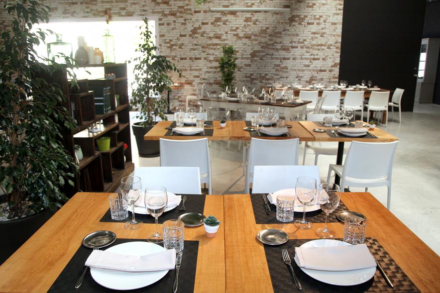 Inauguración Restaurante La Roseta - Imagen del comedor del restaurante y sus mesas montadas con la vajilla.