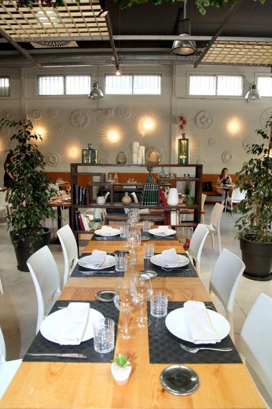 Inauguración Restaurante La Roseta - Imagen del comedor del restaurante y sus mesas montadas con la vajilla.