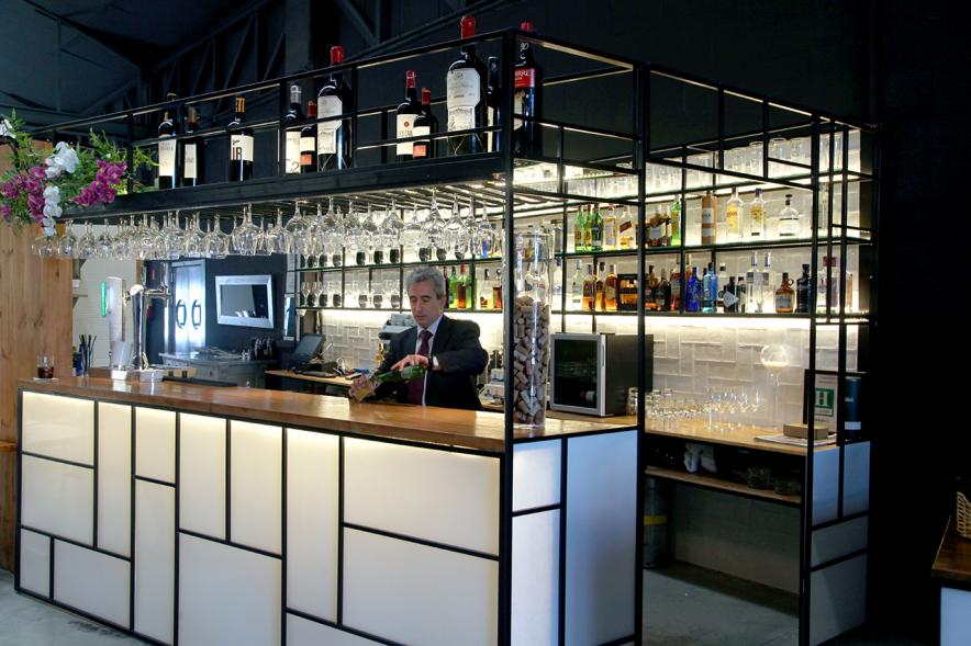 Inauguración Restaurante La Roseta - Imagen de la barra del bar del restaurante.