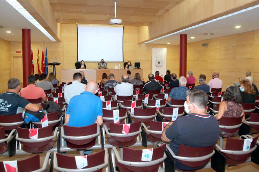 Evento visto desde detrás del público con distancia de seguridad