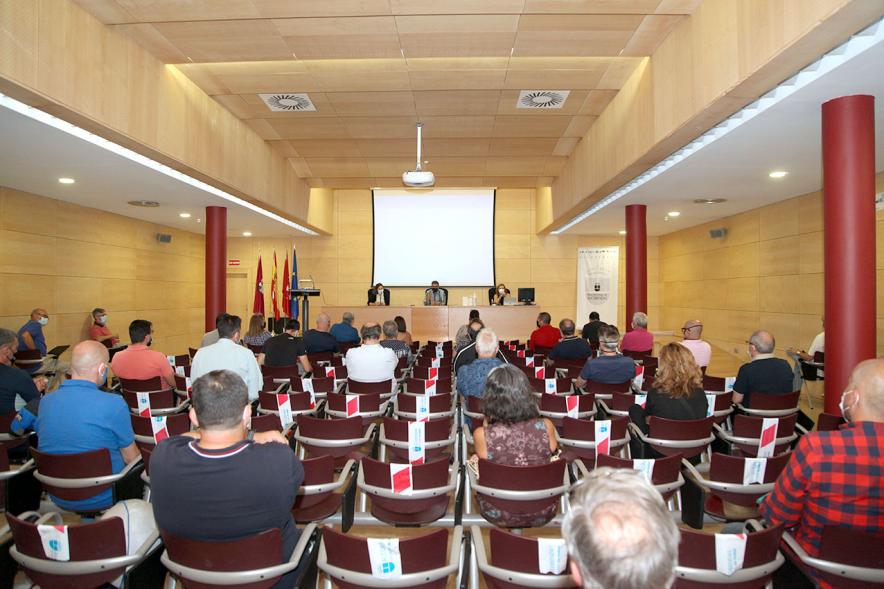 Evento visto desde detrás del público con distancia de seguridad