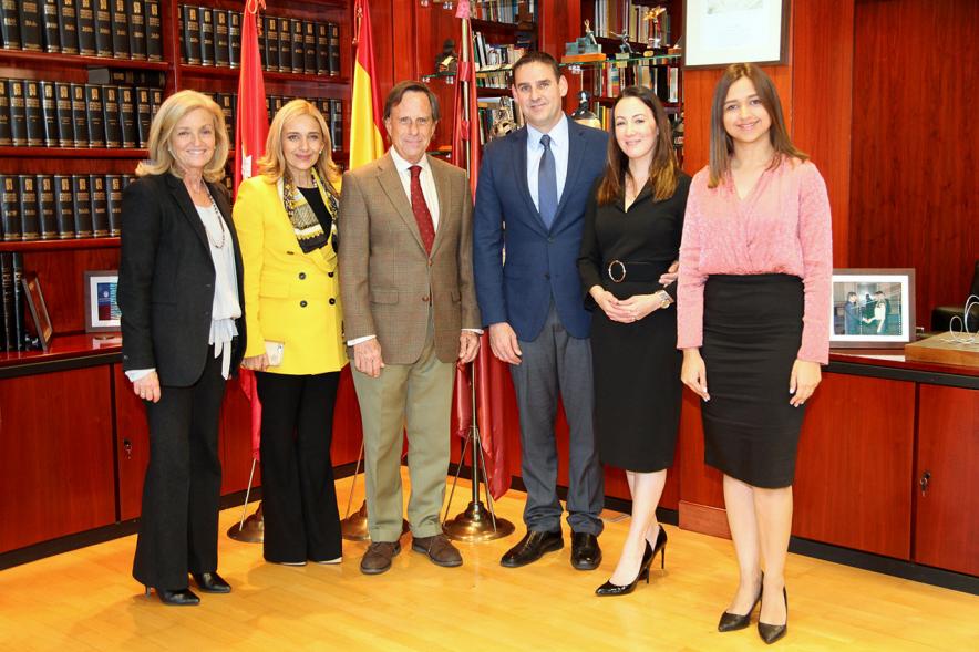Reunión con el Alcalde de San Salvador - Posado del alcalde García de Vinuesa con Ernesto Huyshondt, alcalde de El Salvador y las autoridades municipales de ambos países.