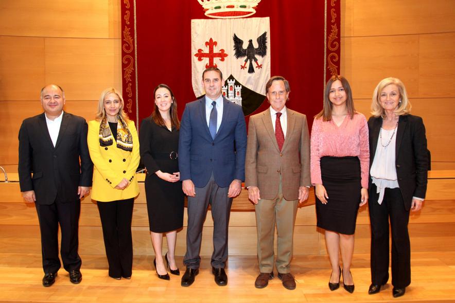 Reunión con el Alcalde de San Salvador - Posado  del alcalde Garcia de Vinuesa, con el alcalde de El Salvador y varias autoridades municipales de ambos países.