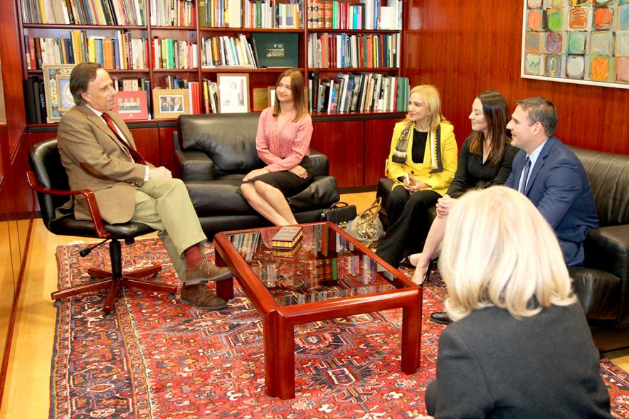 Reunión con el Alcalde de San Salvador - Imagen de la charla entre el alcalde García de Vinuesa , el alcalde de El Salvador y las autoridades municipales  de ambos países.